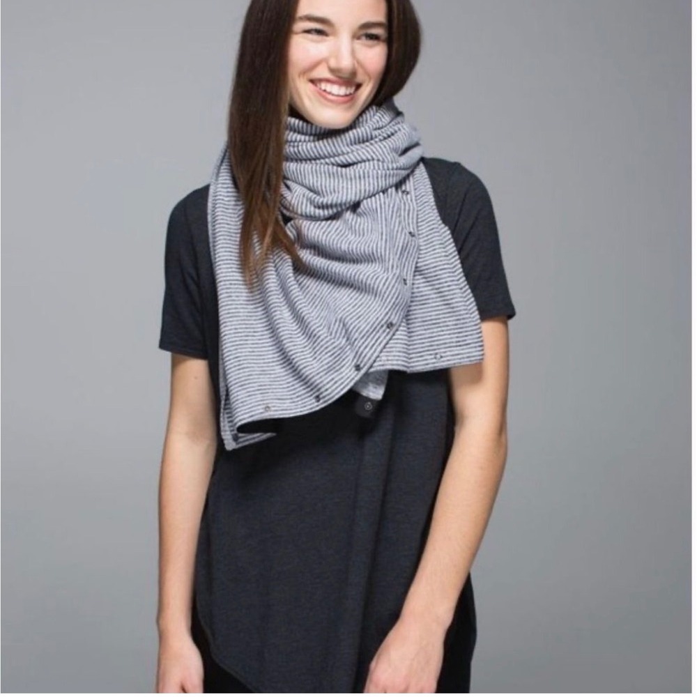 Lululemon Arhletica Vinyasa convertible scarfā black and gray striped scarf